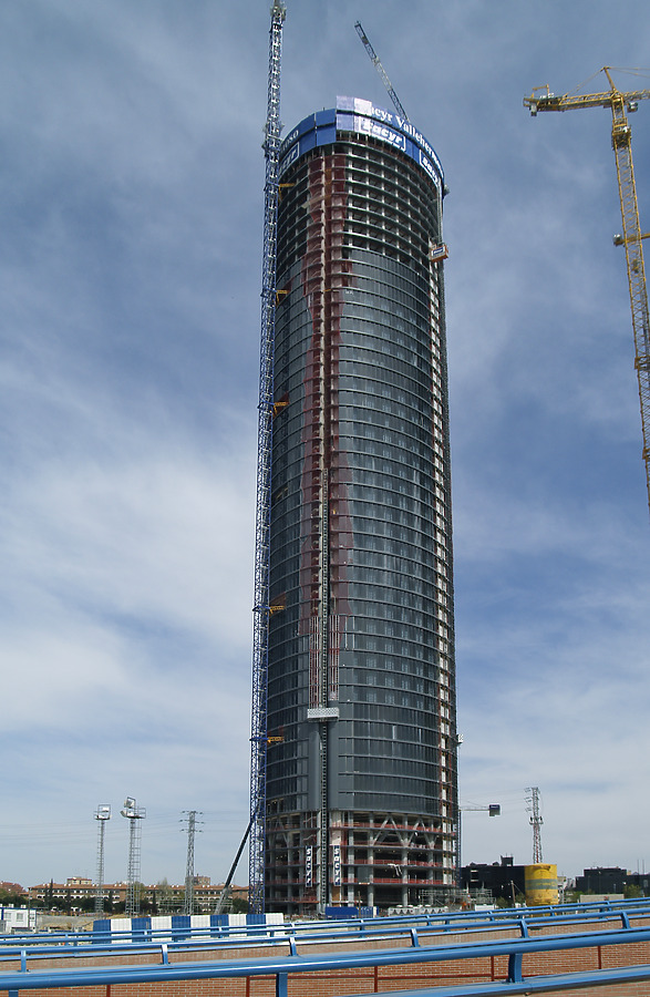 Torre Sacyr Vallehermoso by Cesar Serrano