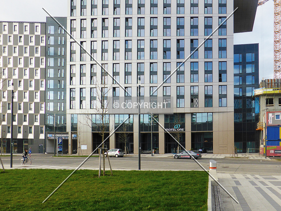 Motel One Hauptbahnhof by Nephilim