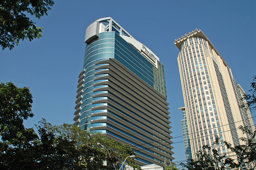 Plaza Athénée Hotel by John Bek