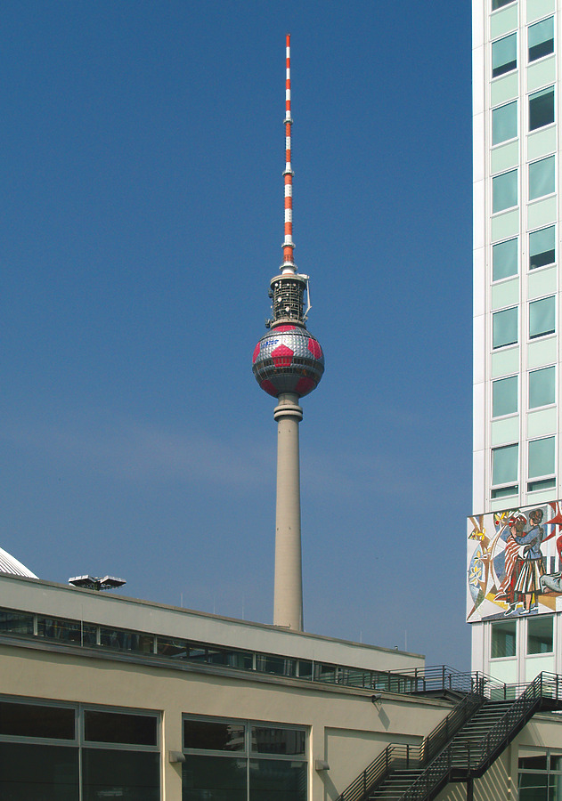 Berliner Fernsehturm by Cesar Serrano