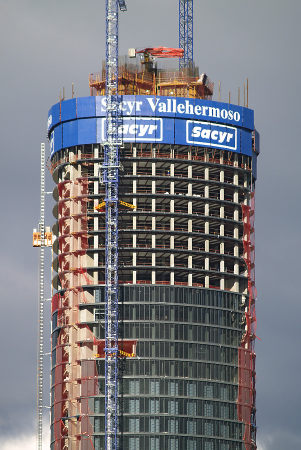 Torre Sacyr Vallehermoso by Cesar Serrano