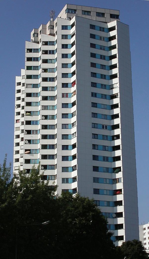 Zwickauer Damm 12 by Cesar Serrano