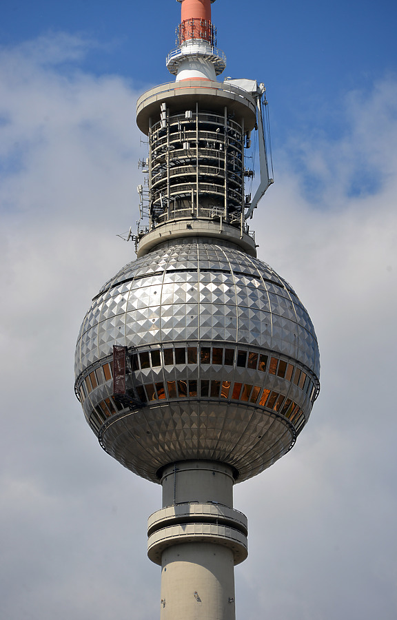 Berliner Fernsehturm by John W. Cahill