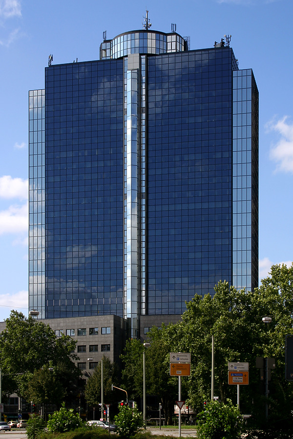 Büro Center Nibelungenplatz by Daniel Kieckhefer