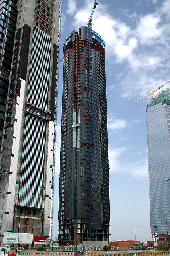 Torre Sacyr Vallehermoso by John Bek