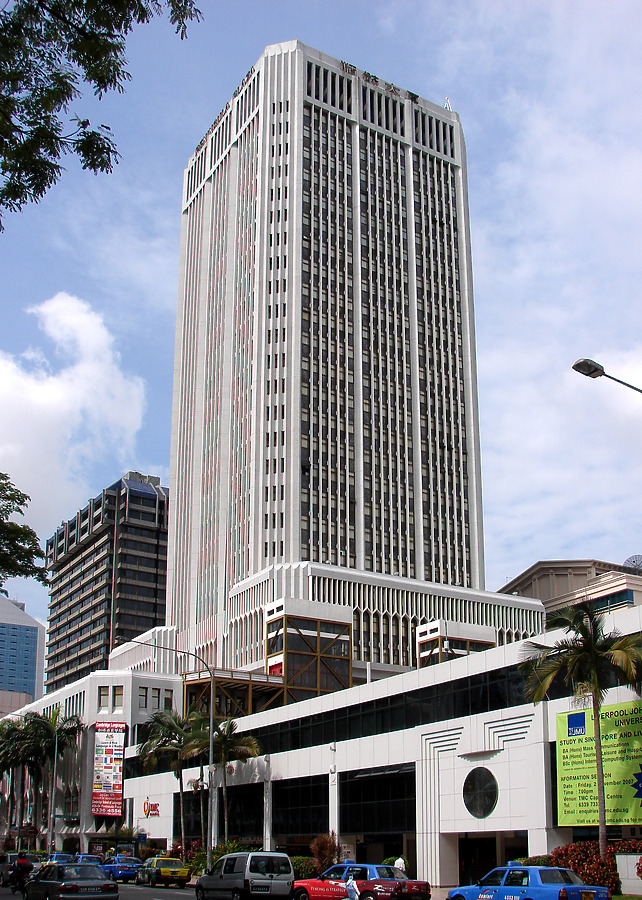 Peninsula Plaza by Horst Kiechle