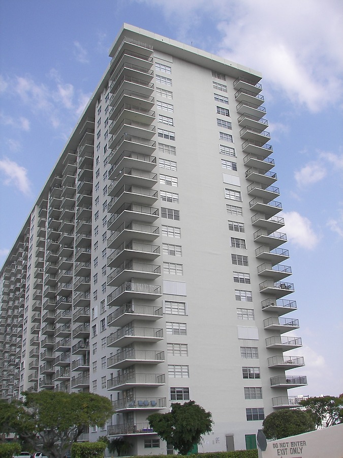 Winston Towers 200 by Rodney Gunn