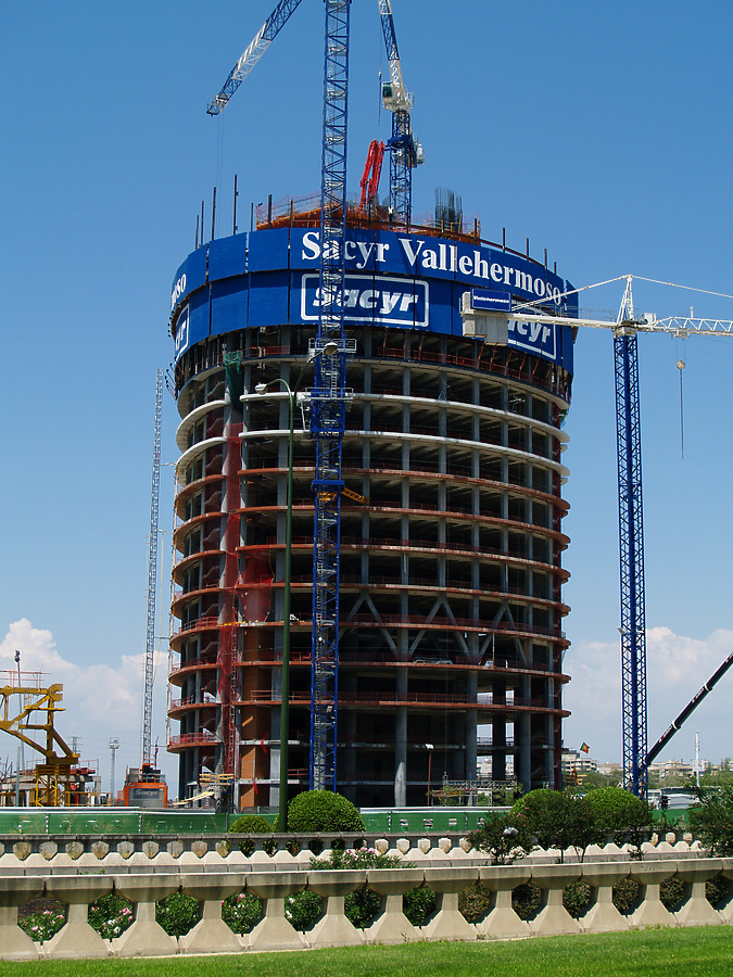 Torre Sacyr Vallehermoso by Cesar Serrano