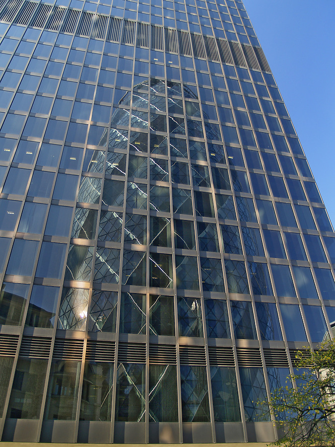 Aviva Tower by Cesar Serrano