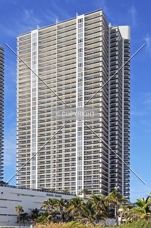 The Beach Club Tower 3 by Jorge Molina