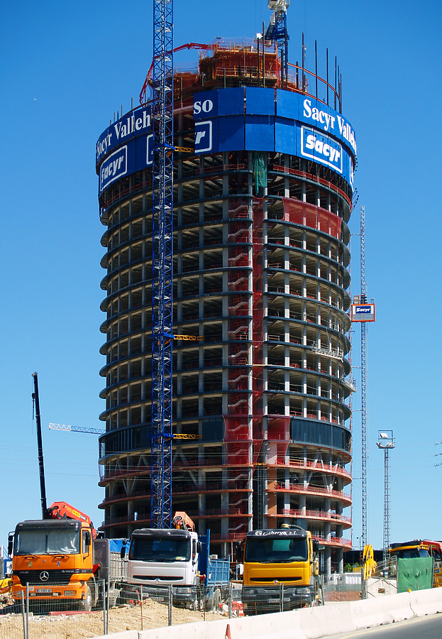 Torre Sacyr Vallehermoso by Cesar Serrano