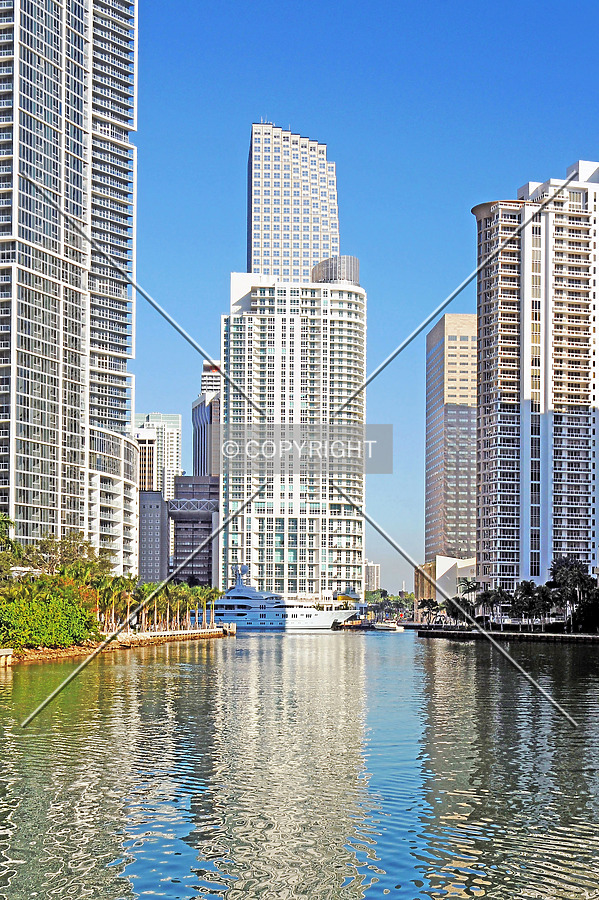 Met 1 by Jorge Molina