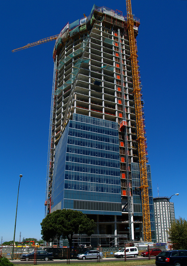 Torre Espacio by Cesar Serrano
