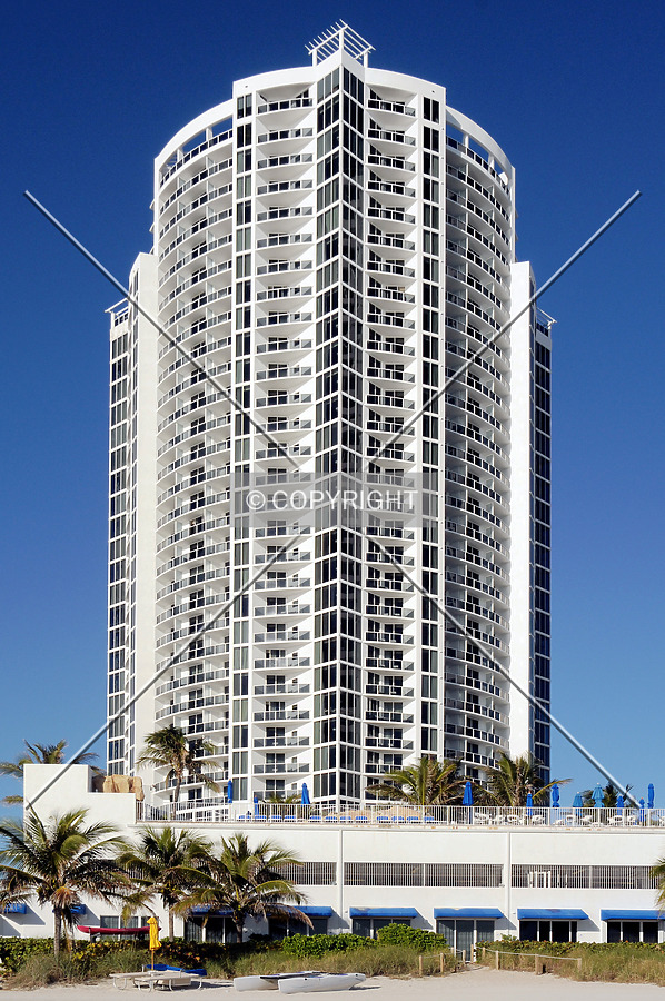 Trump International Sonesta Beach Resort by Jorge Molina