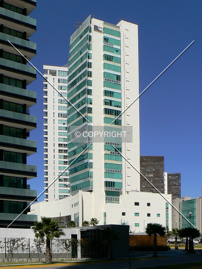 Centro Médico Puerta de Hierro by Luis Ibáñez
