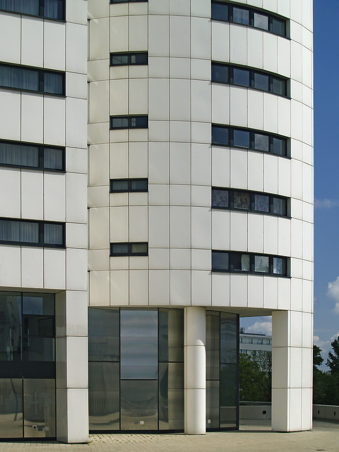Hochhaus Neue Donau by Cesar Serrano