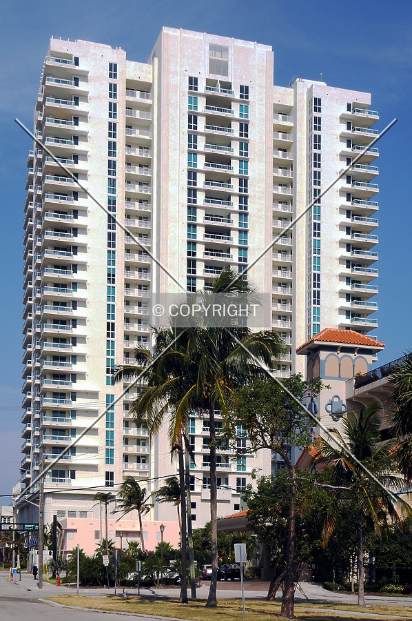 Las Olas Beach Club by Jorge Molina