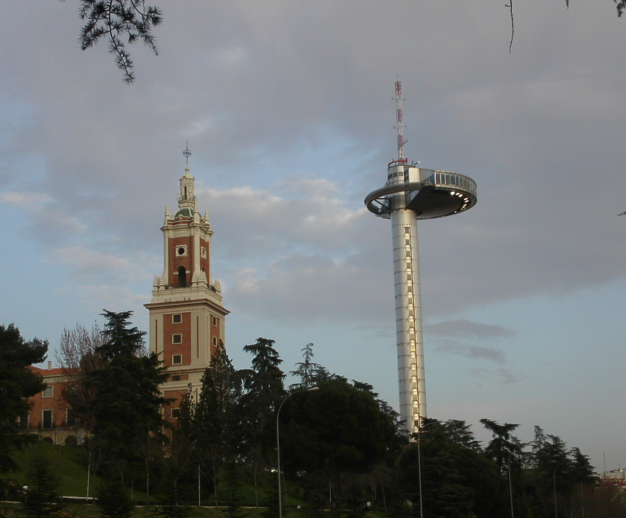 El Faro de Moncloa by Cesar Serrano
