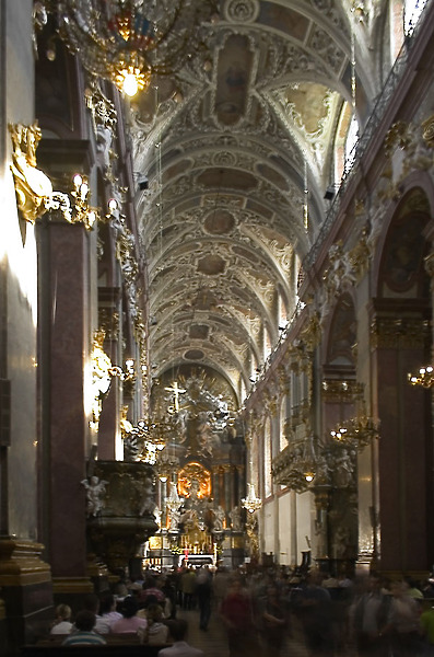 Tha main nave