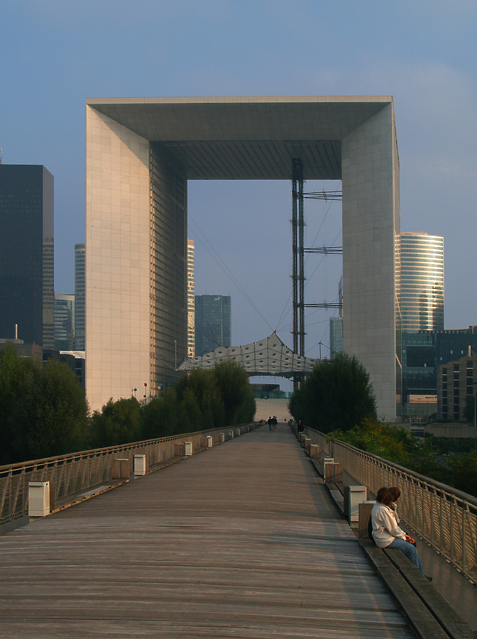 La Grande Arche by Cesar Serrano