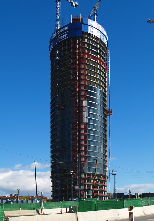 Torre Sacyr Vallehermoso by Cesar Serrano