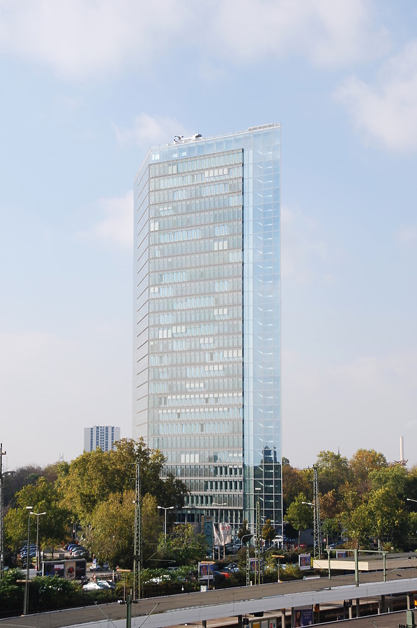 Victoria Turm by Huopa