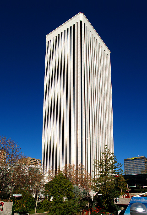 Torre Picasso by Cesar Serrano