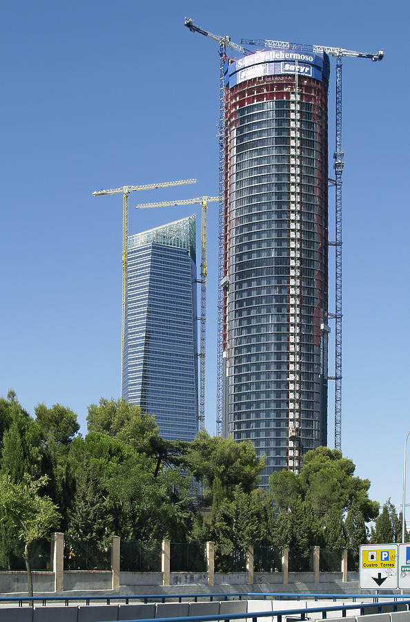Torre Sacyr Vallehermoso by Cesar Serrano