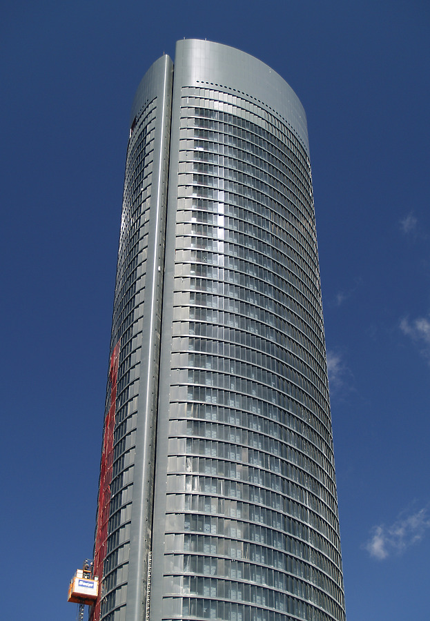 Torre Sacyr Vallehermoso by Cesar Serrano