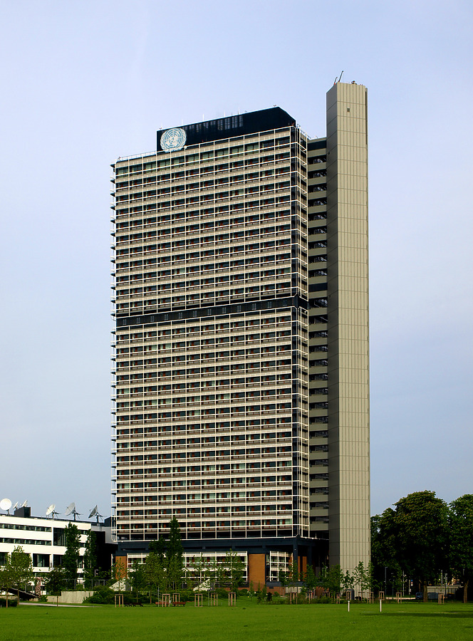 UN-Hochhaus by Marshall Gerometta