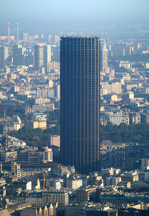 Tour Montparnasse by Cesar Serrano