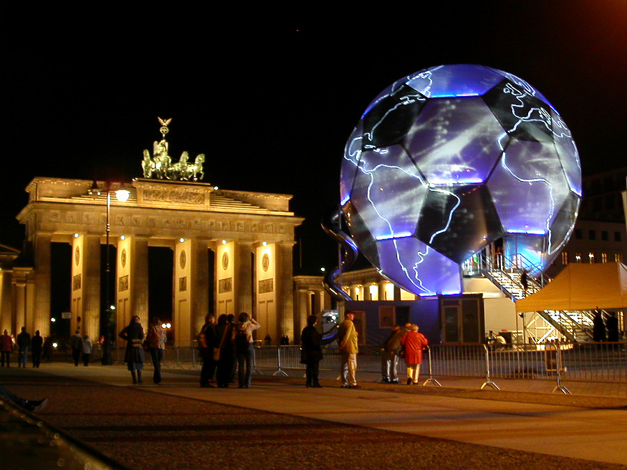 Brandenburger Tor by Cesar Serrano