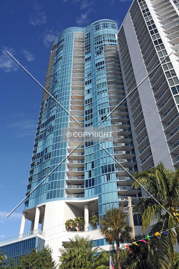 Las Olas River House by Jorge Molina