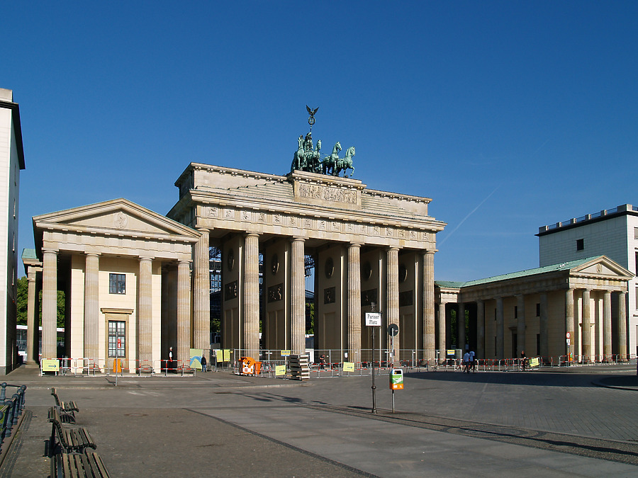 Brandenburger Tor by Cesar Serrano