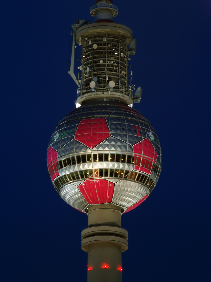 Berliner Fernsehturm by Cesar Serrano