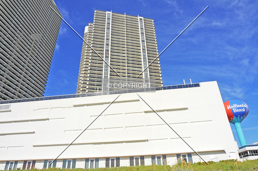 The Beach Club Tower 3 by Jorge Molina