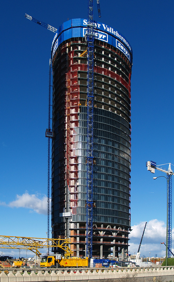 Torre Sacyr Vallehermoso by Cesar Serrano