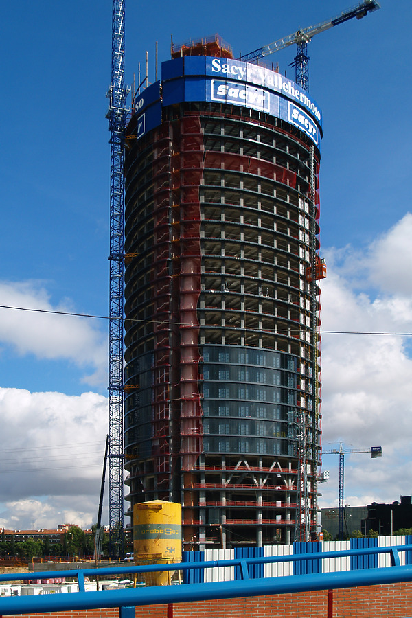 Torre Sacyr Vallehermoso by Cesar Serrano