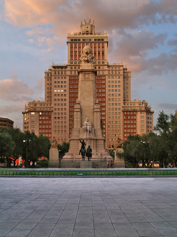 Edificio España by Cesar Serrano