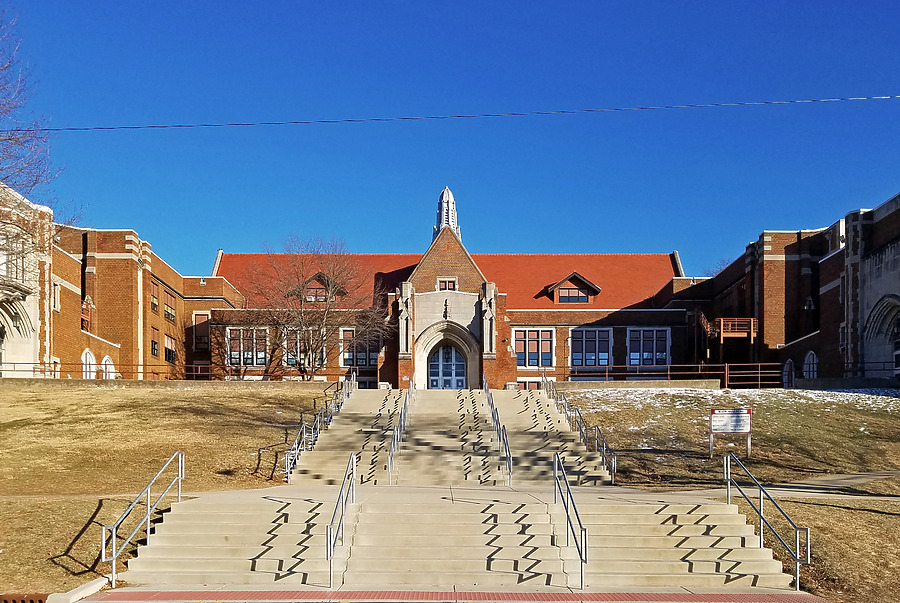 Alton Middle School - Main Building Photo 519-935-868 - Stock Image - SKYDB