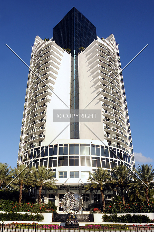 Trump International Sonesta Beach Resort by Jorge Molina