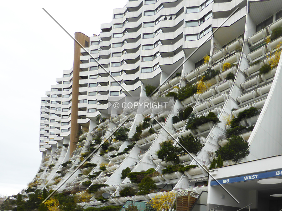 Wohnpark Alterlaa - Block B3-B8 by Nephilim