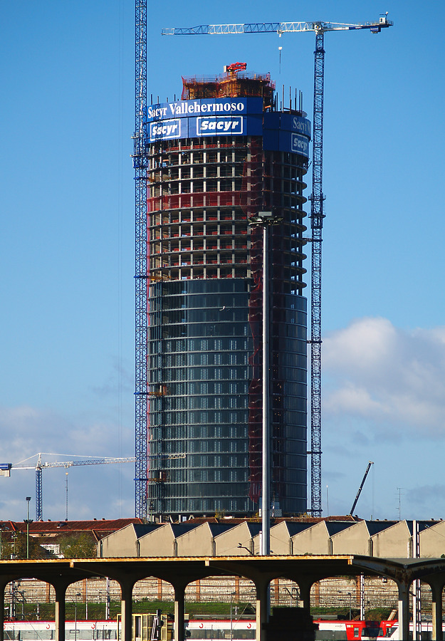Torre Sacyr Vallehermoso by Cesar Serrano