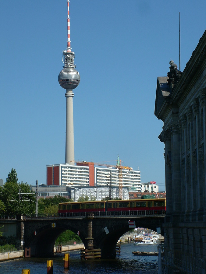 Berliner Fernsehturm by Pedro Marcelino