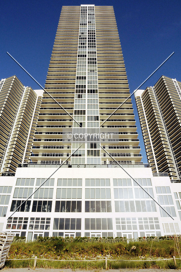 The Beach Club Tower 2 by Jorge Molina