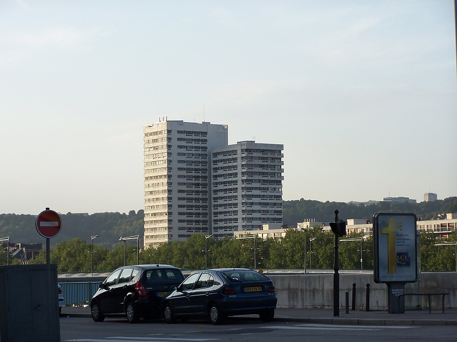 Tour du Front de Seine by Florian Barbier