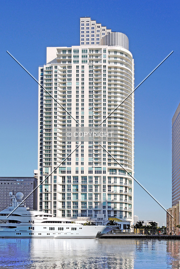 Met 1 by Jorge Molina