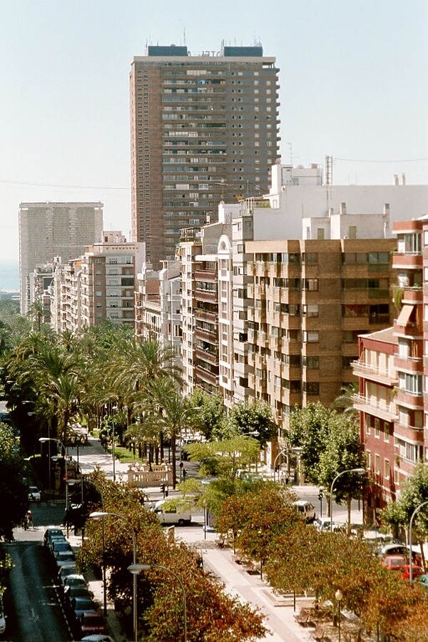 Estudiotel Alicante by Tomi Eronen