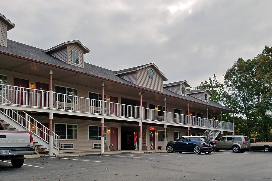 Apple Blossom Inn Photo 534-324-514 - Stock Image - SKYDB