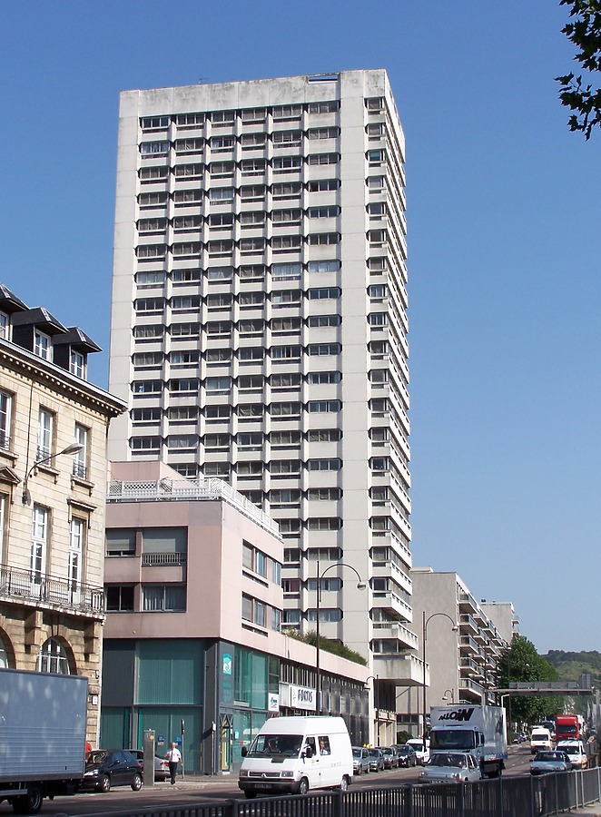 Tour du Front de Seine by Florian Barbier
